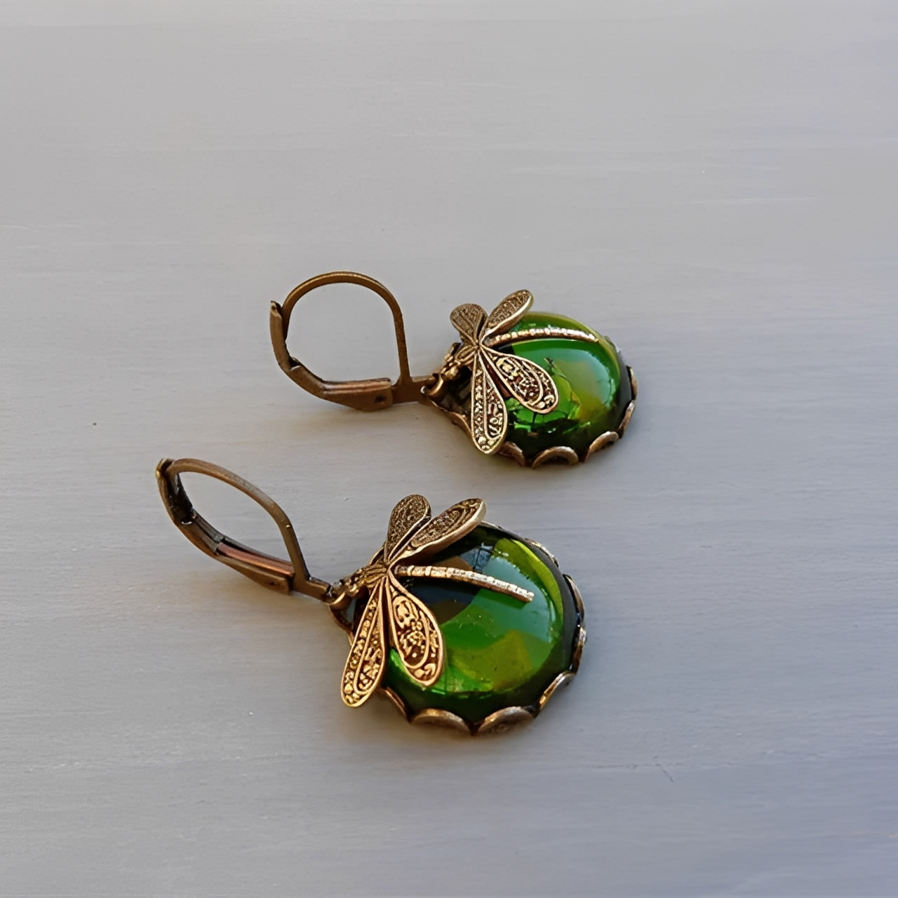 Elandra – Boucles d'Oreilles Sphériques Libellule en Or Ancien