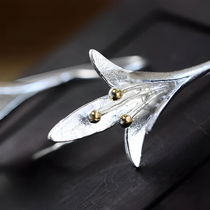 Amara – Boucles d’Oreilles Fleur Délicate en Argent