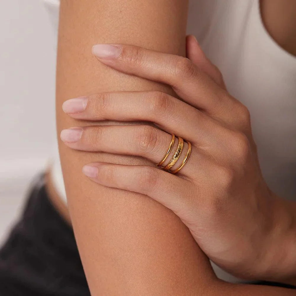 Inez – Bague Rétro Ouverte à Relief Trois Lignes