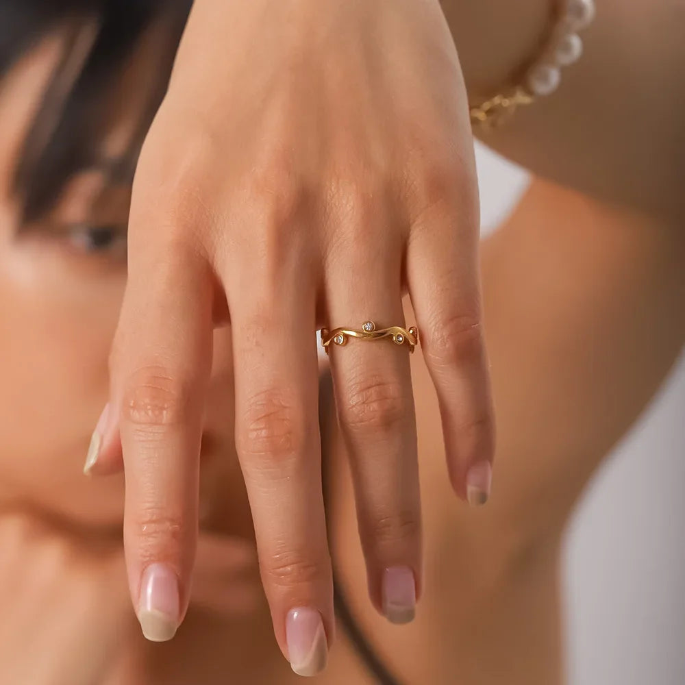 Wilma – Bague en Or avec Perle et Design Vague