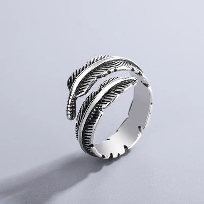Reika – Bague Rétro Noire à Plume Ouverte