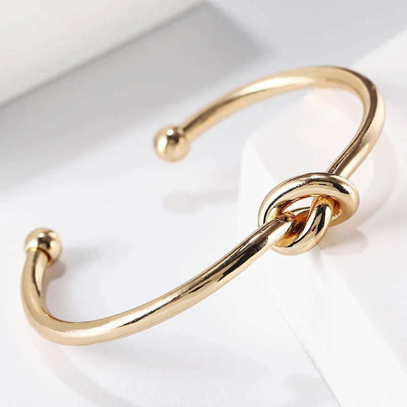 Asami – Bracelet Doré à Détail Nœud