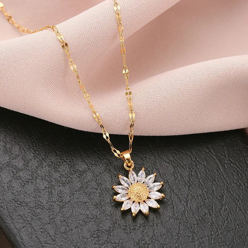 Solea – Collier Pendentif Soleil Éclatant