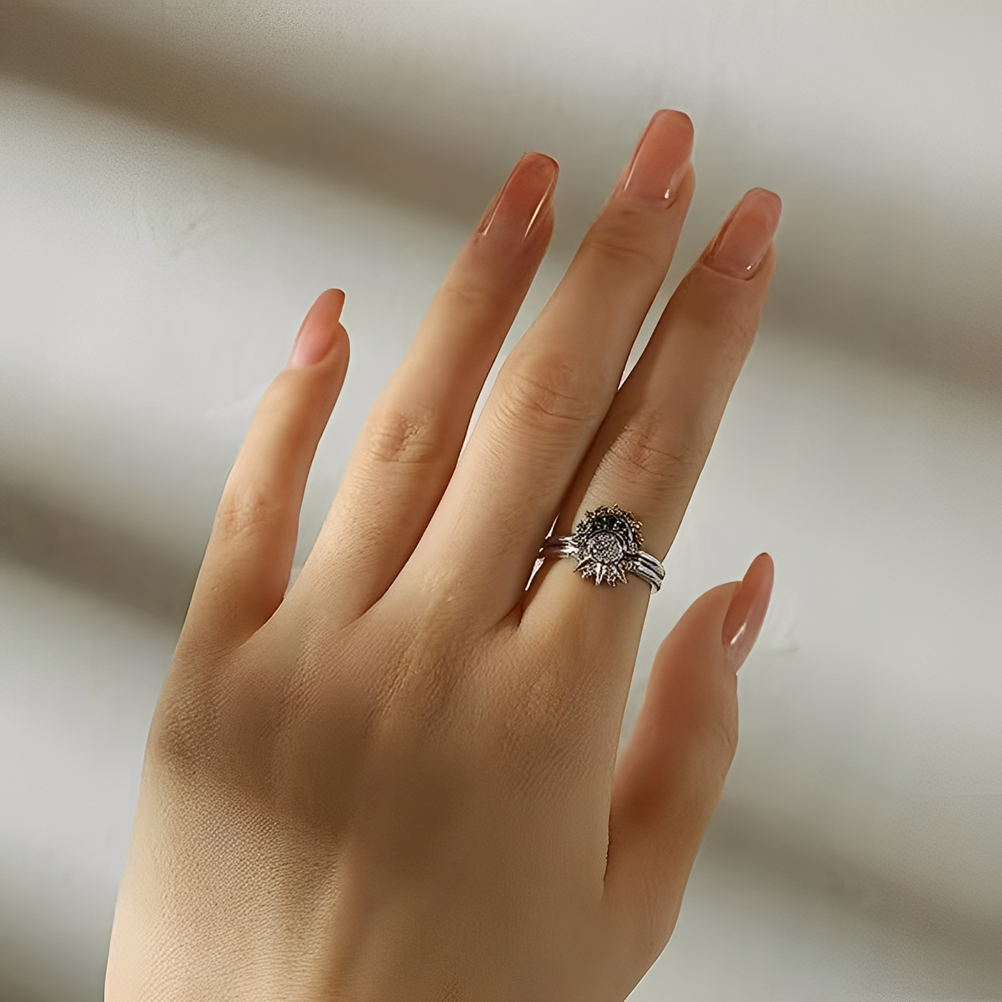 Reina – Bague Lune et Diamants Bleus Élégants