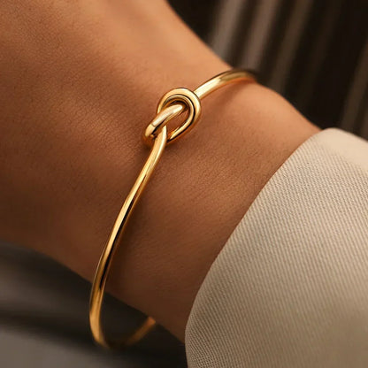 Asami – Bracelet Doré à Détail Nœud