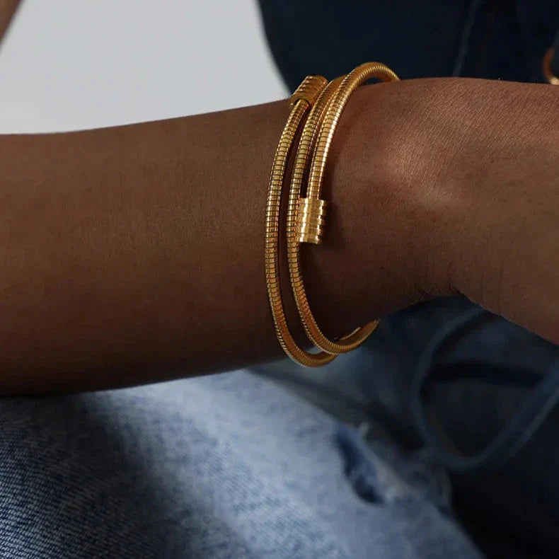 Ariane – Collier Serpent Multi-couches avec Détails Os