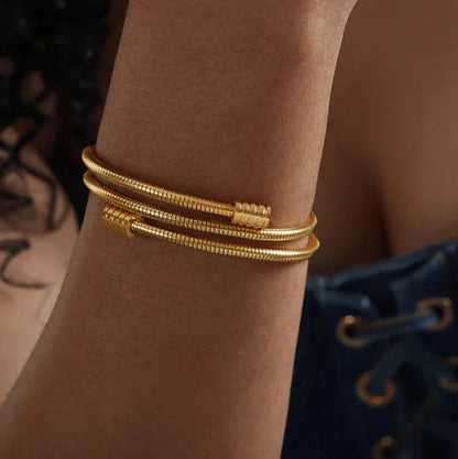 Ariane – Collier Serpent Multi-couches avec Détails Os