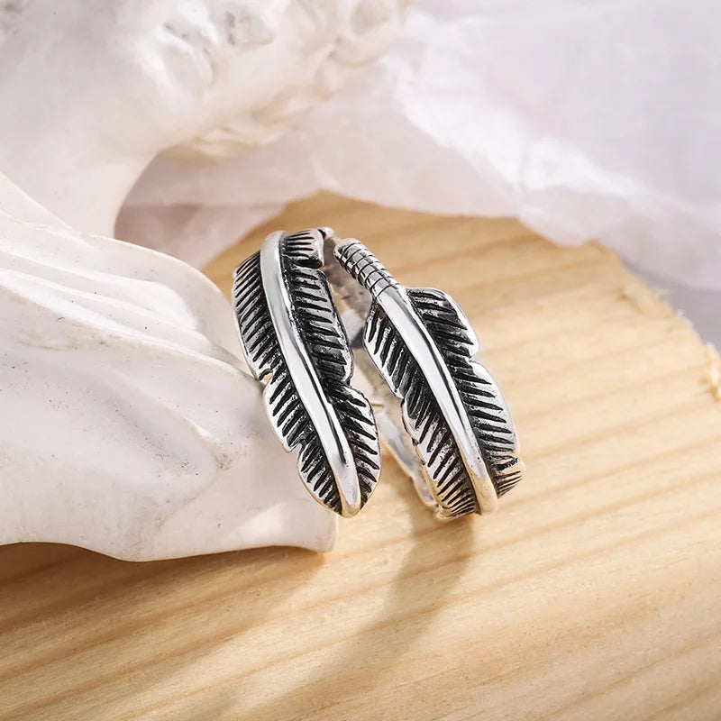 Reika – Bague Rétro Noire à Plume Ouverte