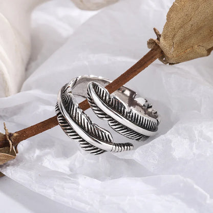 Reika – Bague Rétro Noire à Plume Ouverte