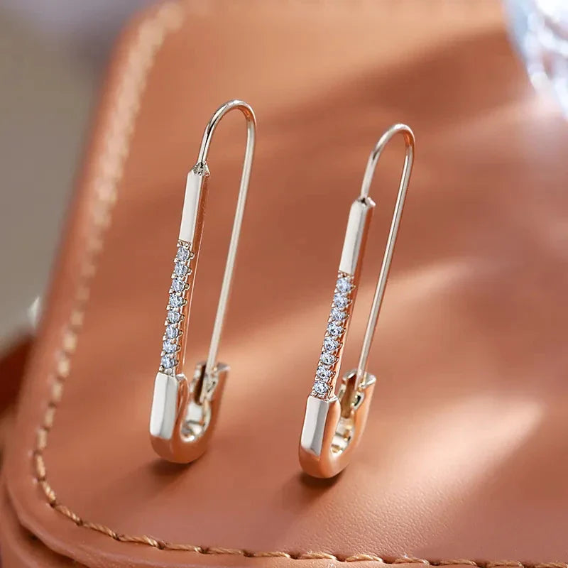 Maika – Boucles d’Oreilles Épingle Chic