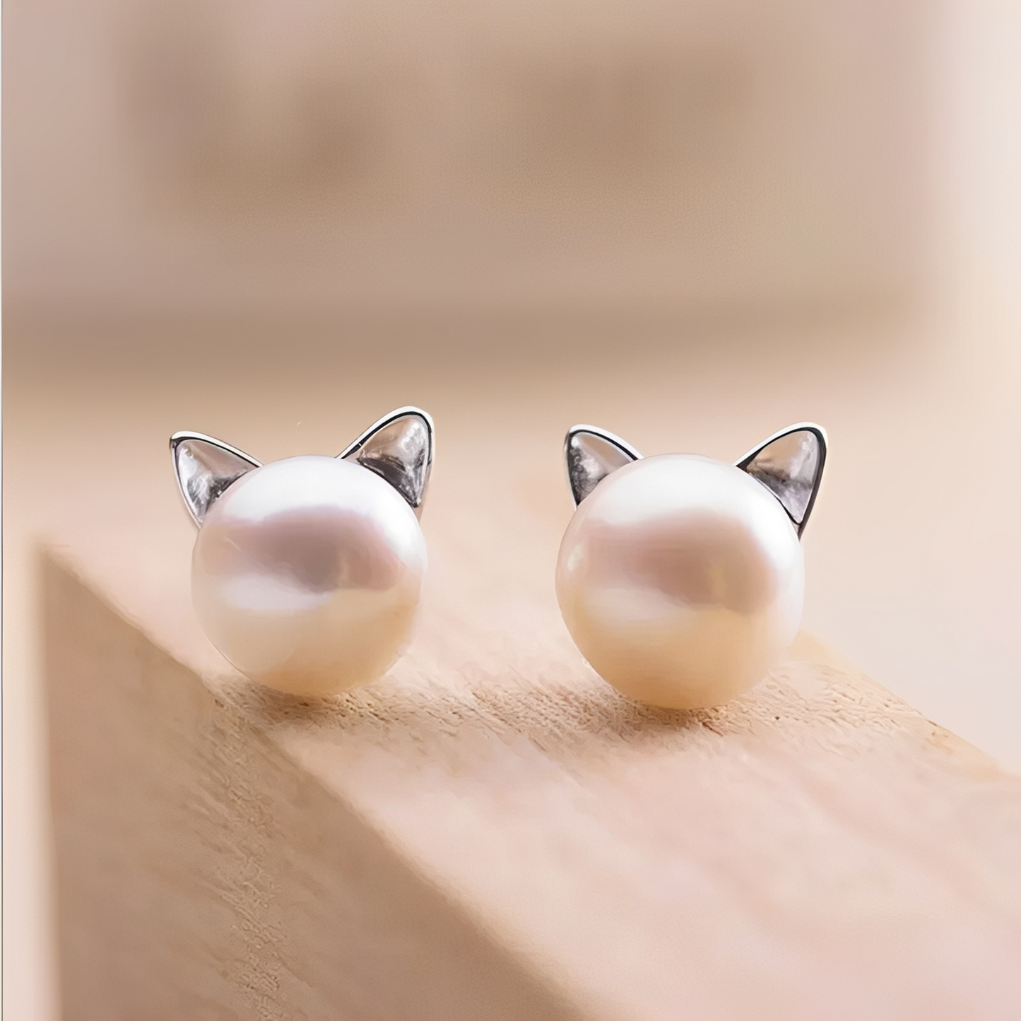 Nikka – Boucles d’Oreilles Chaton Creuses en Argent