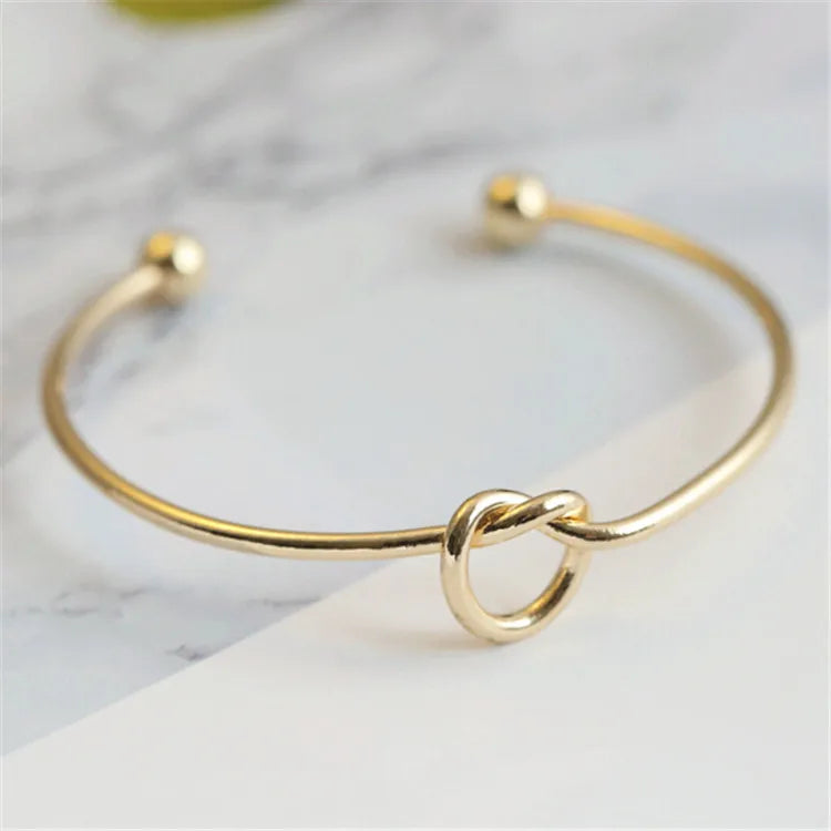 Asami – Bracelet Doré à Détail Nœud