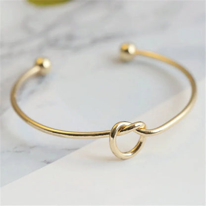 Asami – Bracelet Doré à Détail Nœud