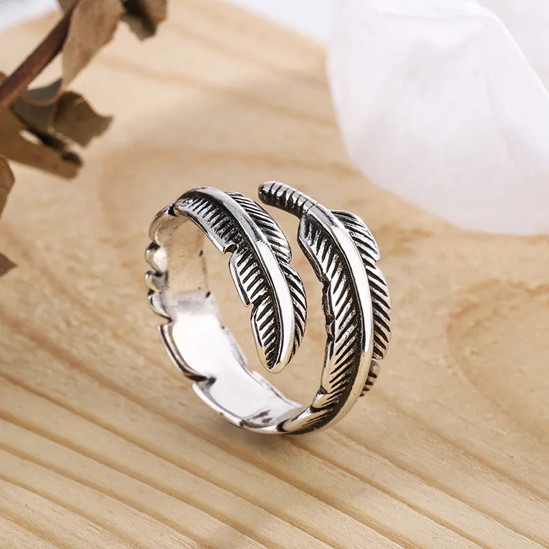 Reika – Bague Rétro Noire à Plume Ouverte