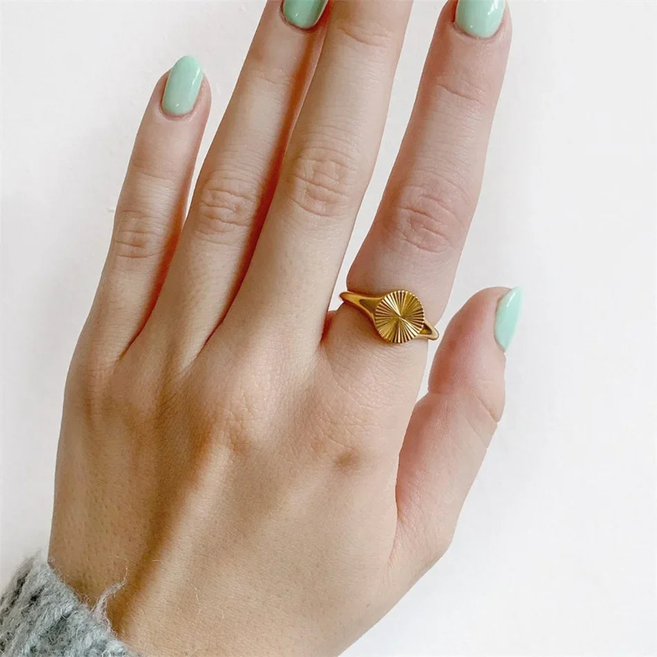 Yesha – Bague Ondulée Ronde en Acier Inoxydable