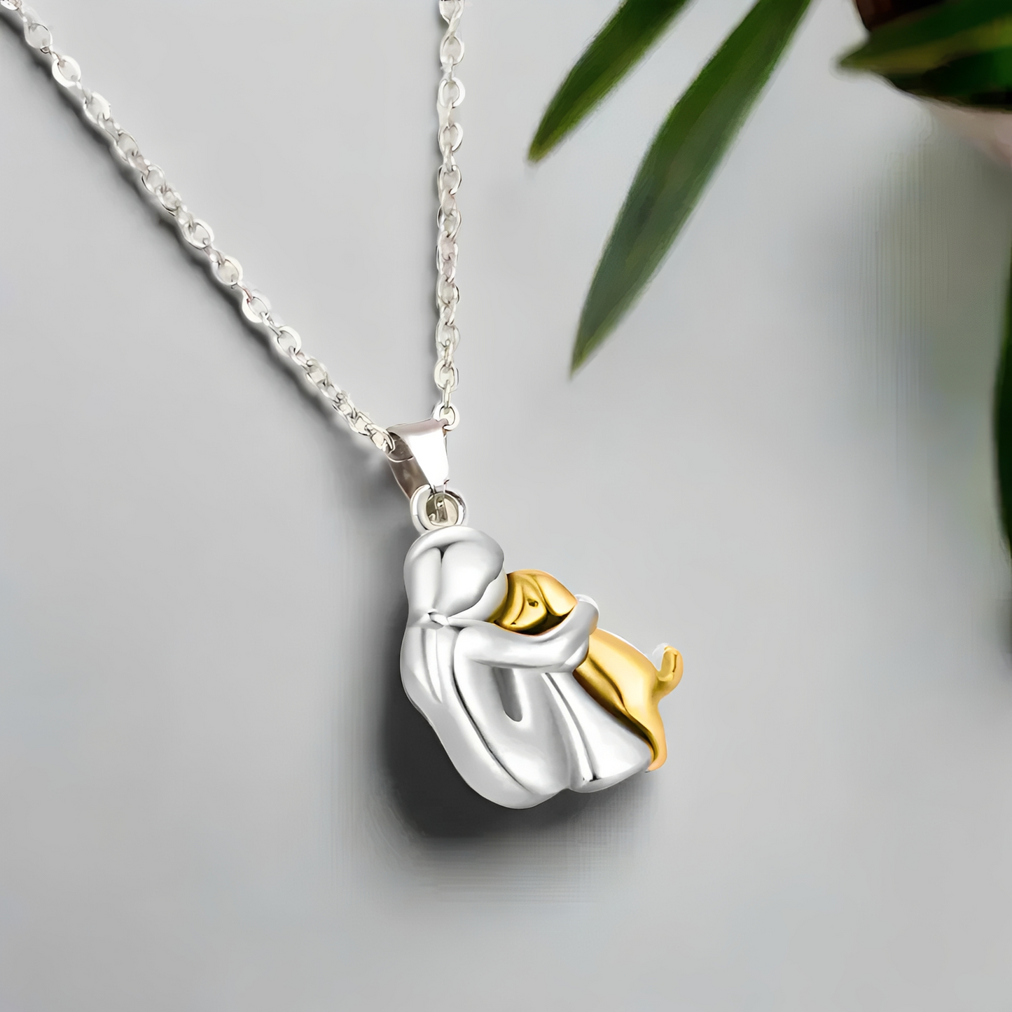 Miwa – Collier Petite Fille et Chien en Étreinte