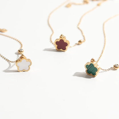 Collier à fleurs de trèfle à cinq feuilles