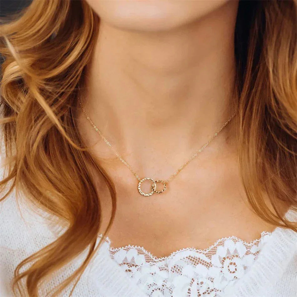 Isabelle – Collier Hoop en Or Élégant