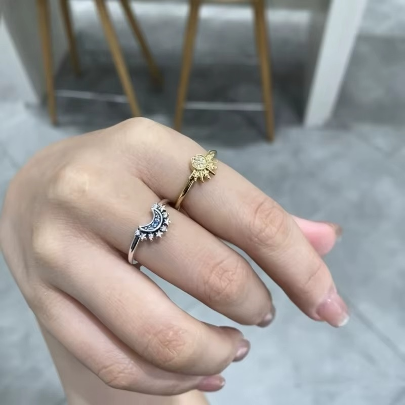 Reina – Bague Lune et Diamants Bleus Élégants