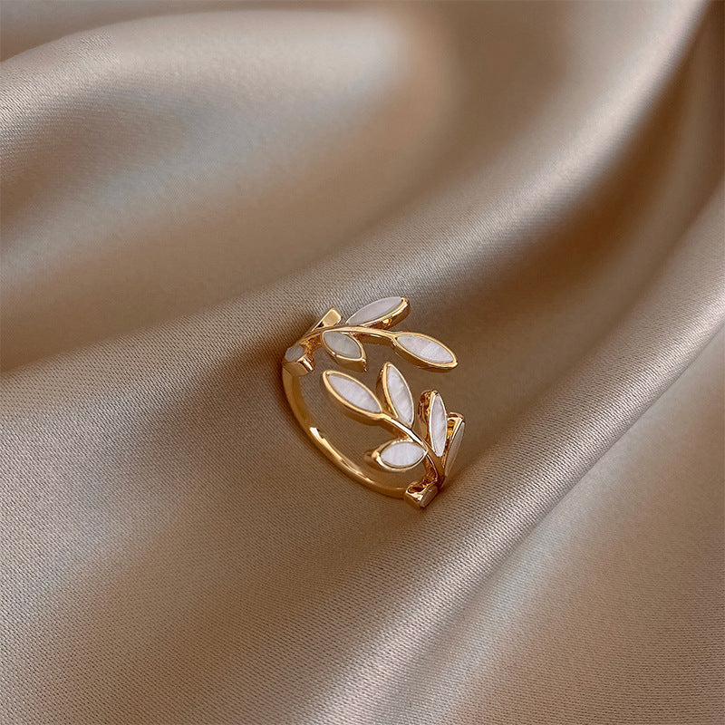 Pria – Bague Élégante en Opale Blanche et Feuille