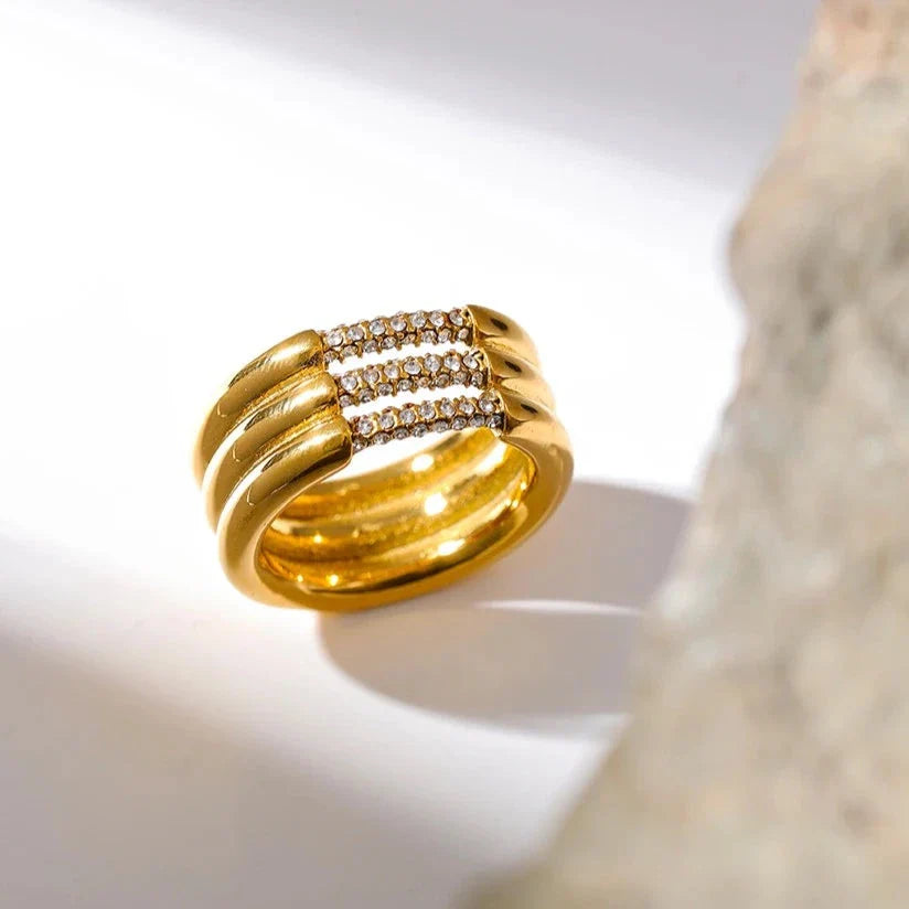 Elara – Bague Ondulée Scintillante