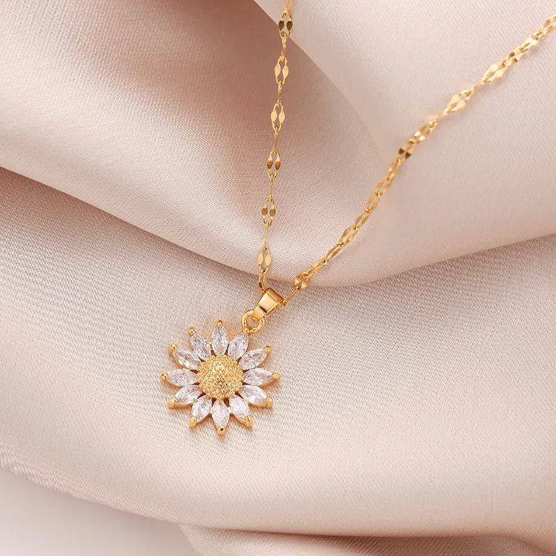 Solea – Collier Pendentif Soleil Éclatant