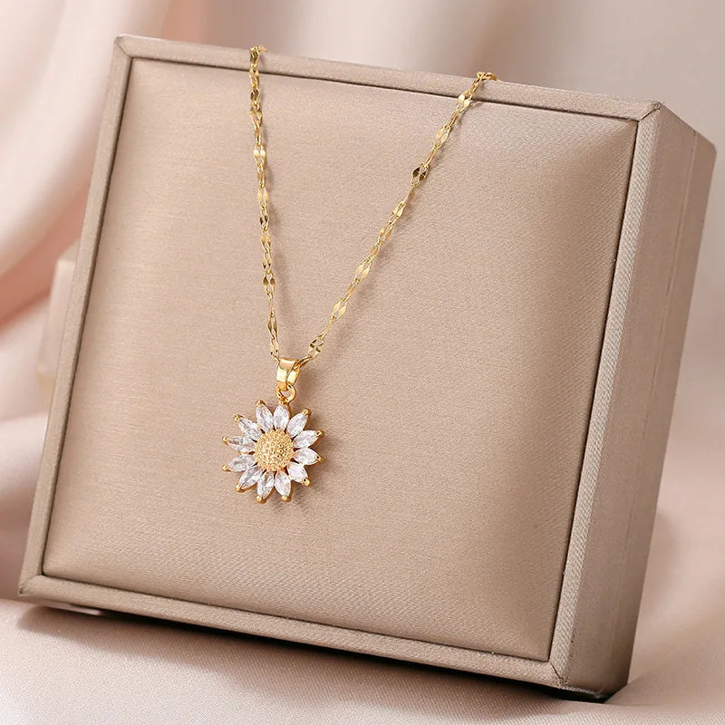 Solea – Collier Pendentif Soleil Éclatant