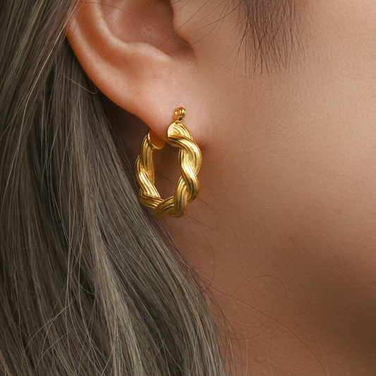 Harmonie – Boucles d’Oreilles Twist Élégantes