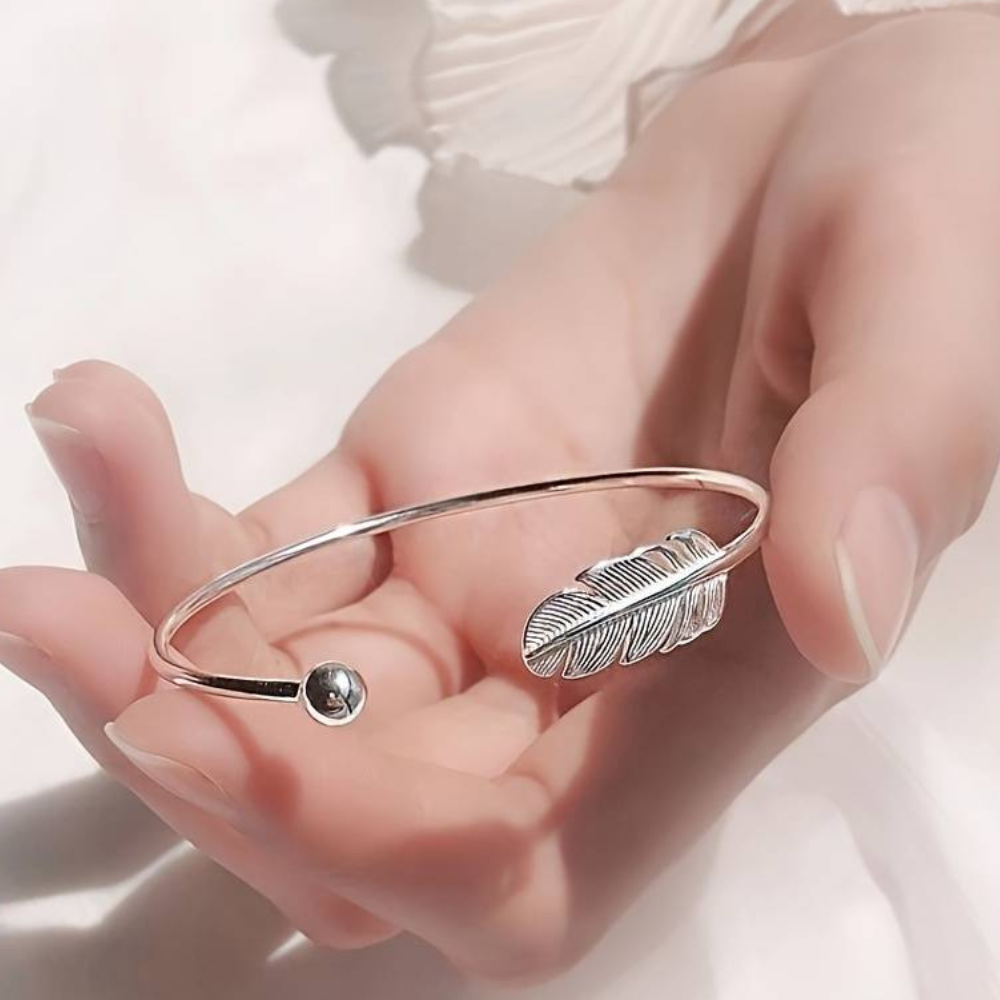 Bracelet en argent avec plume – Un bracelet élégant orné d'une plume délicate
