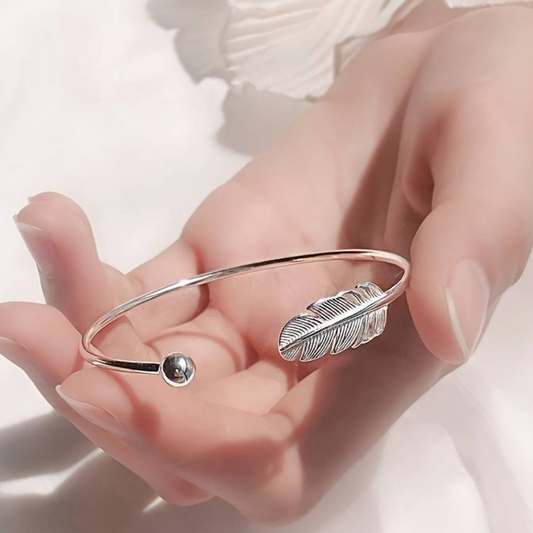 Bracelet en argent avec plume – Un bracelet élégant orné d'une plume délicate