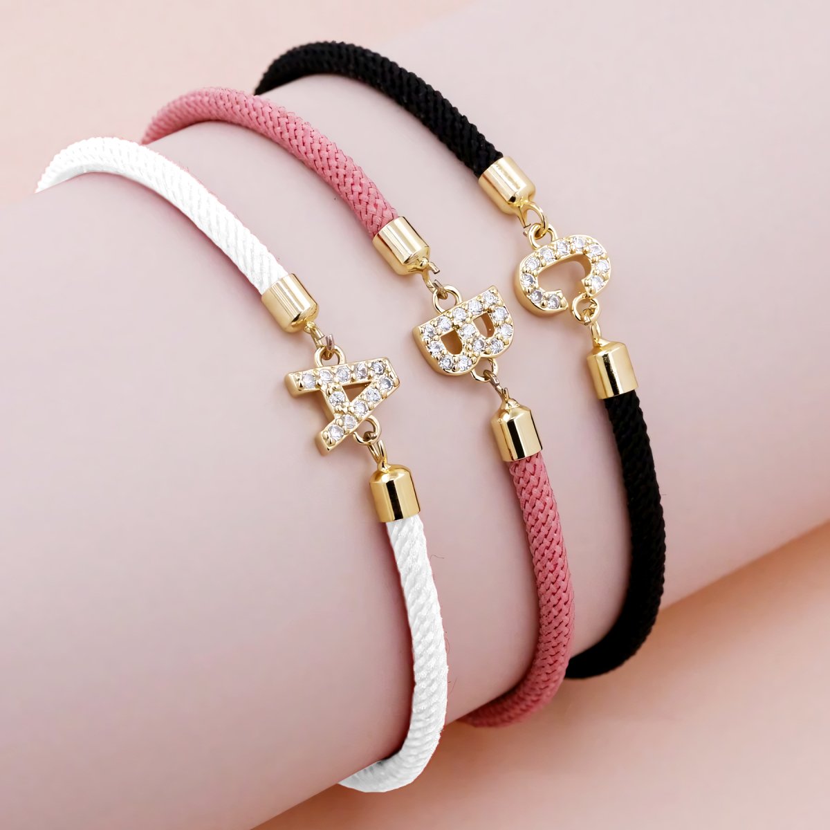 Calla – Bracelet Initiale Gravée Ajustable