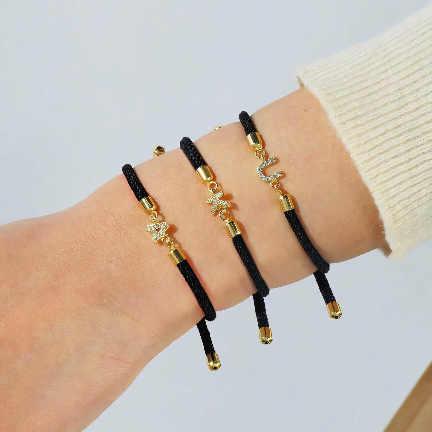 Calla – Bracelet Initiale Gravée Ajustable