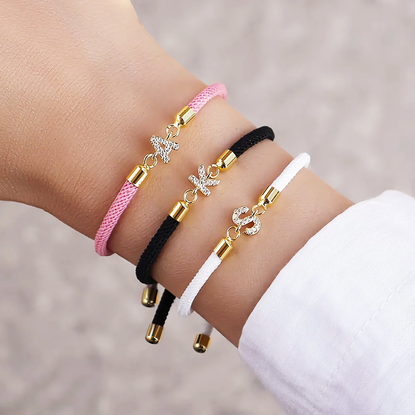 Calla – Bracelet Initiale Gravée Ajustable