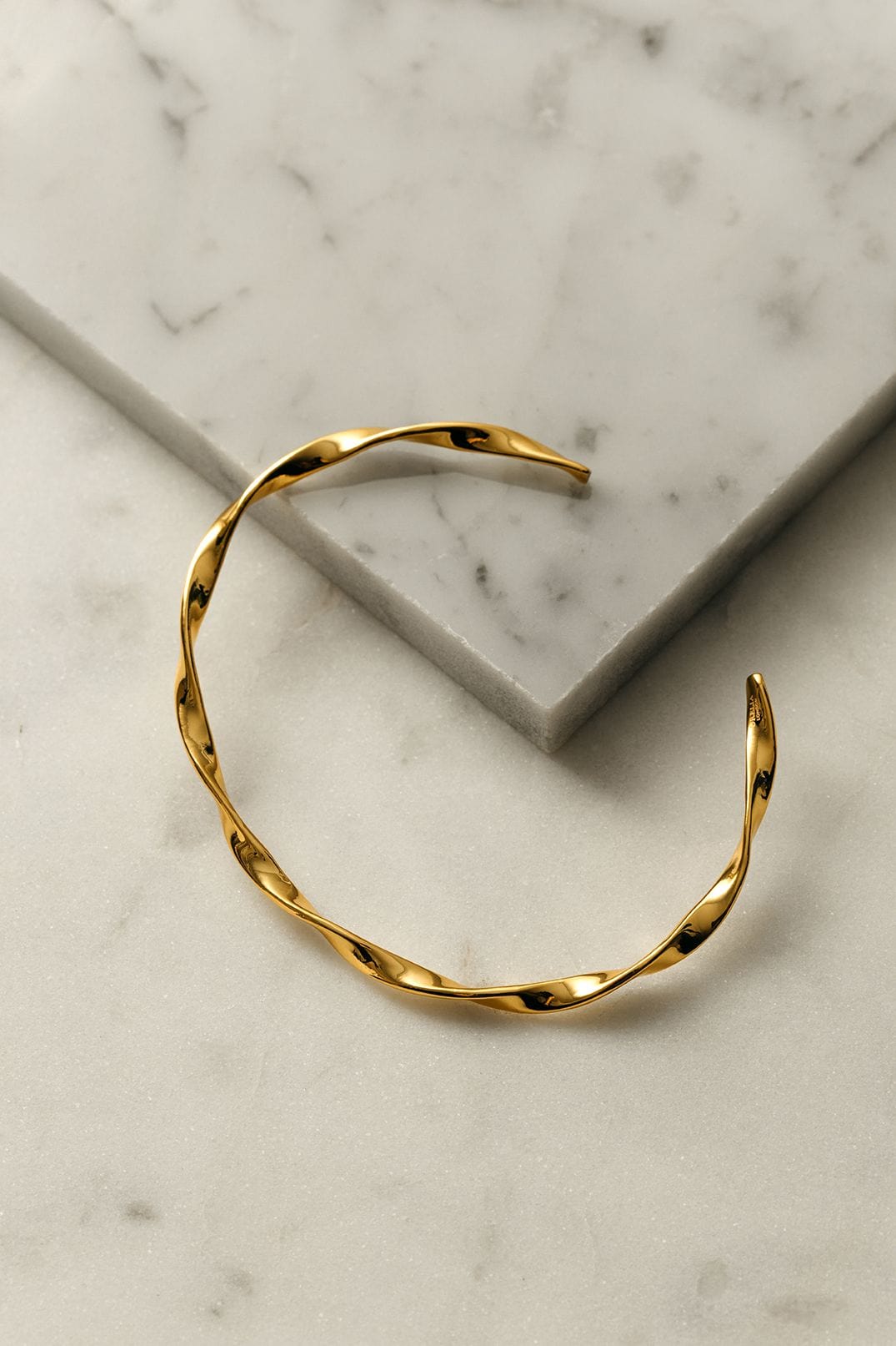 Taylor – Bracelet Twist en Ruban Élégant