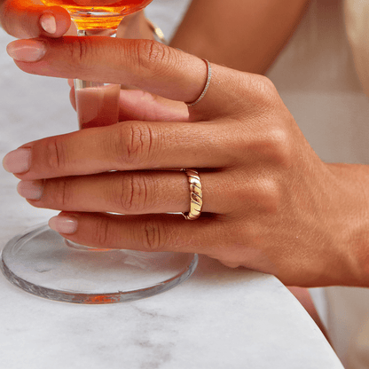 Calira – Bague Infini Torsadée Dorée