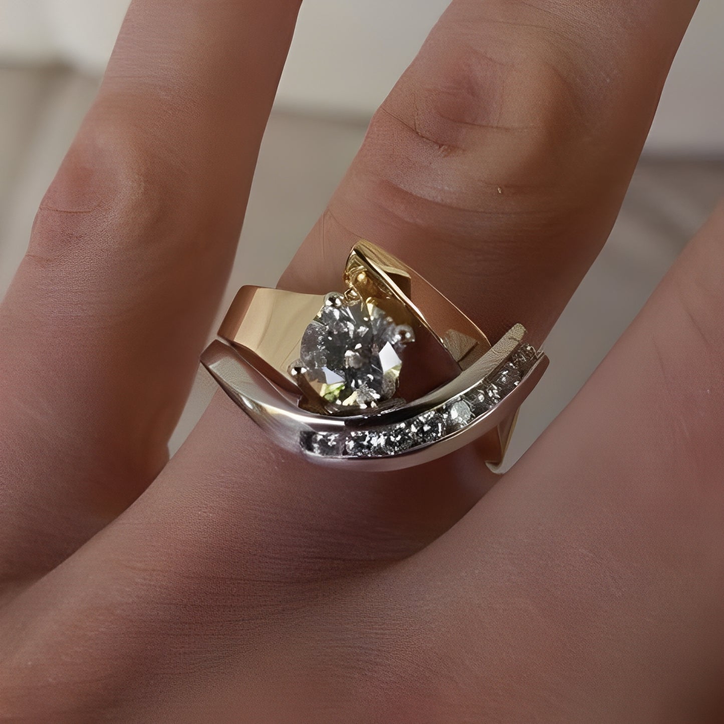 Valoria – Bague Bicolore au Zircon Étincelant
