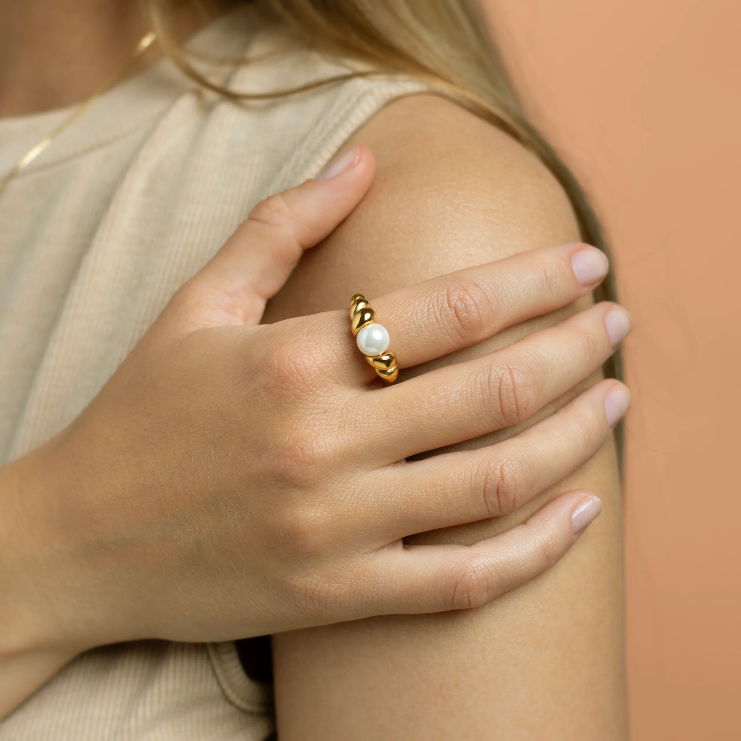 Dana – Bague Tordue avec Perle Élégante