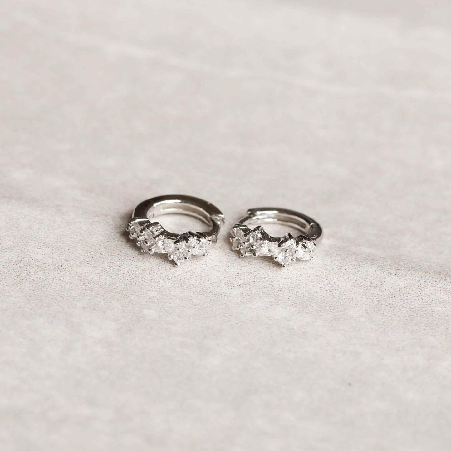 Kat – Créoles Huggies en Argent
