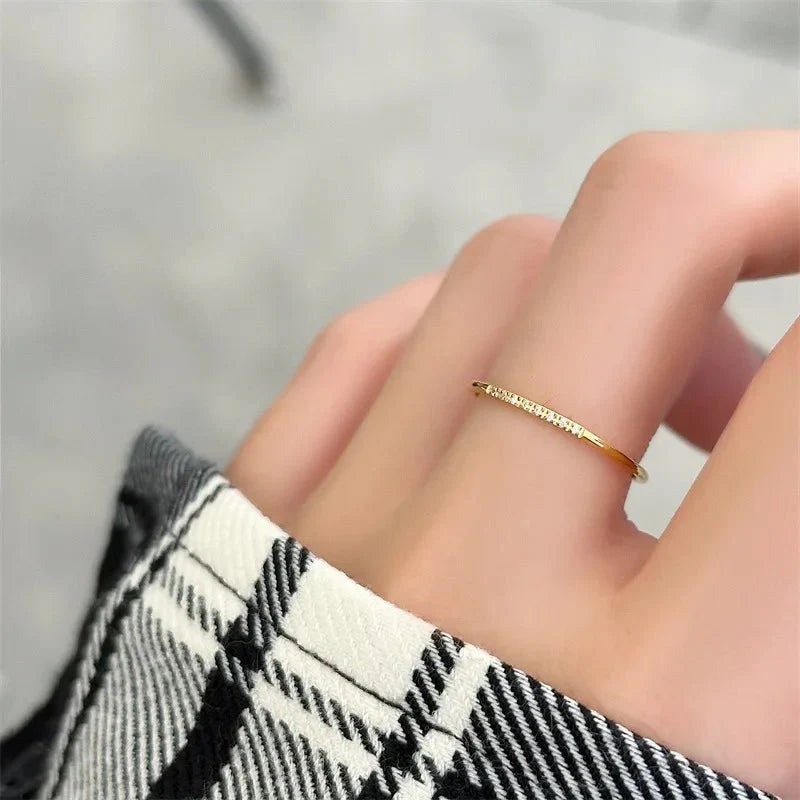Alana – Bague Fine à Diamants Mottlés