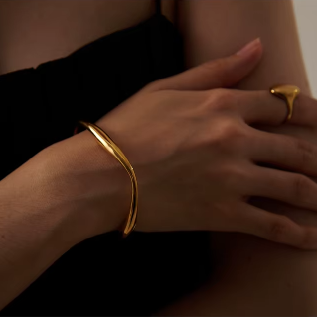 Tiffany – Bracelet Jonc Doré Élégant