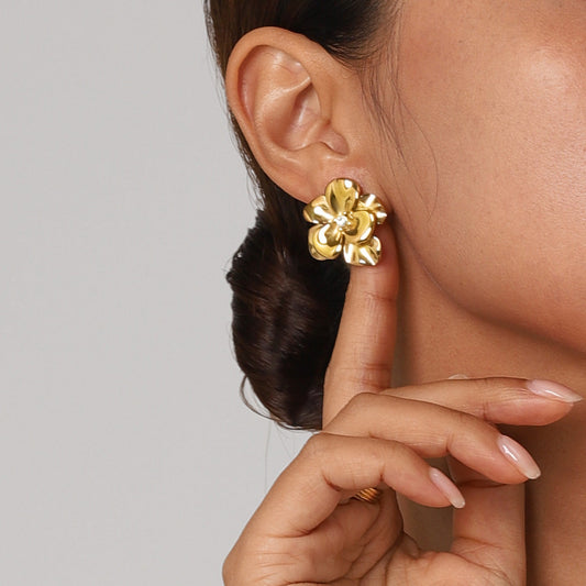 Amelia – Boucles d’Oreilles Florales Élégantes