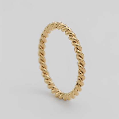 Mila – Bague Fine Torsadée au Design Élégant