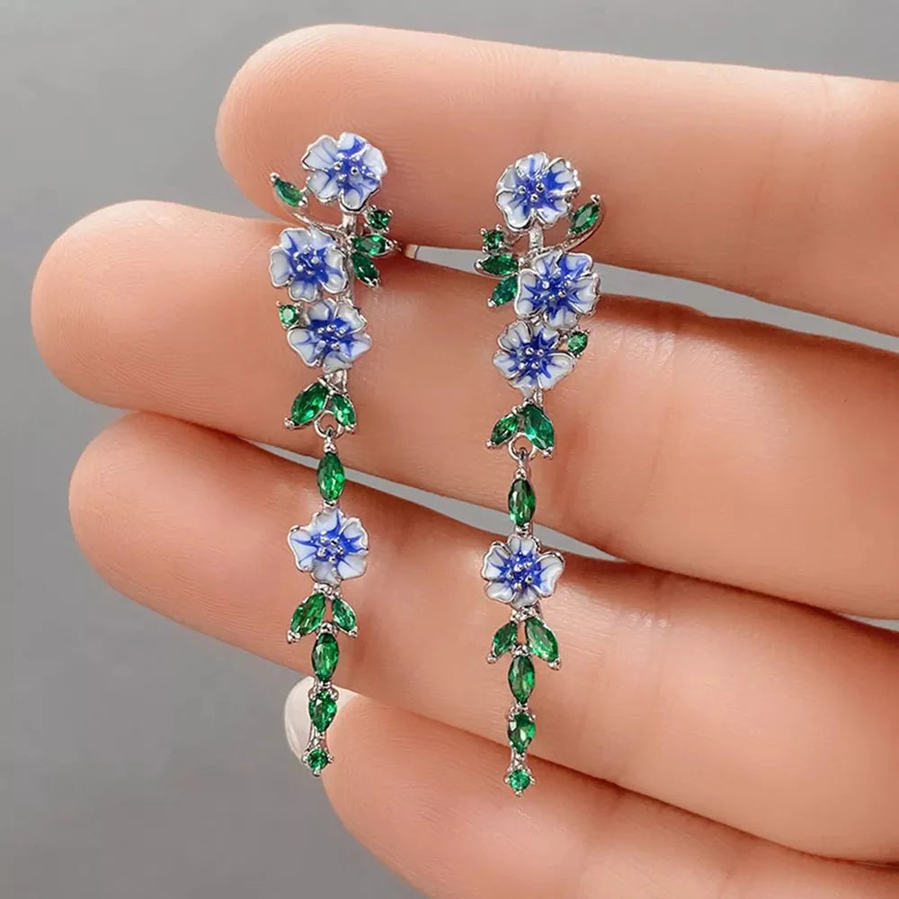 Yara – Boucles d’Oreilles Pendantes Fleuries Bleues