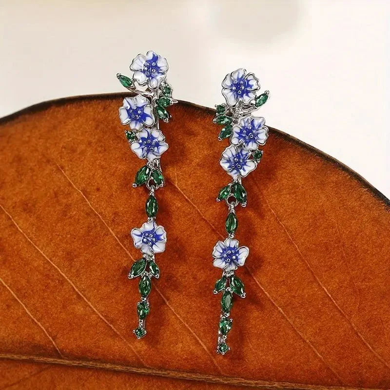 Yara – Boucles d’Oreilles Pendantes Fleuries Bleues