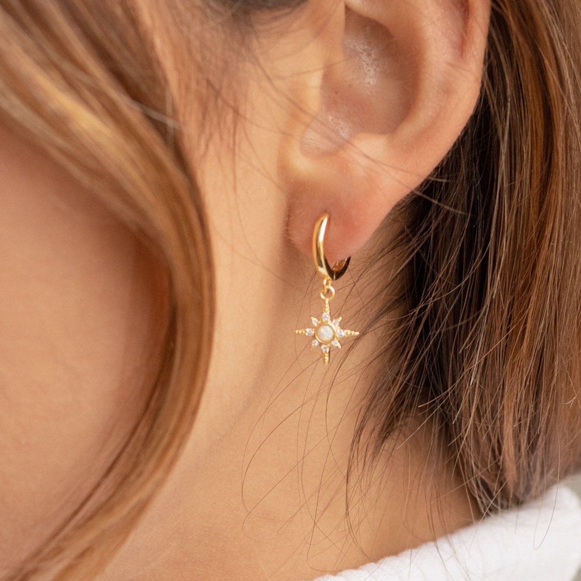 Boucles d'oreilles Huggie en opale Starburst - Boucles d'oreilles étoile en zircon