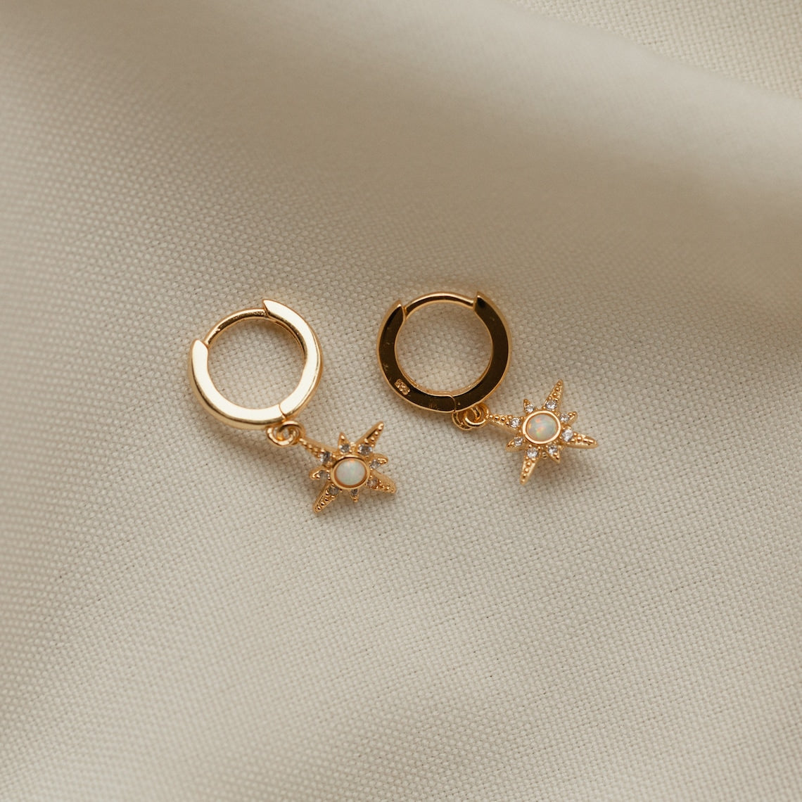 Boucles d'oreilles Huggie en opale Starburst - Boucles d'oreilles étoile en zircon