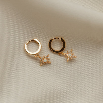 Boucles d'oreilles Huggie en opale Starburst - Boucles d'oreilles étoile en zircon