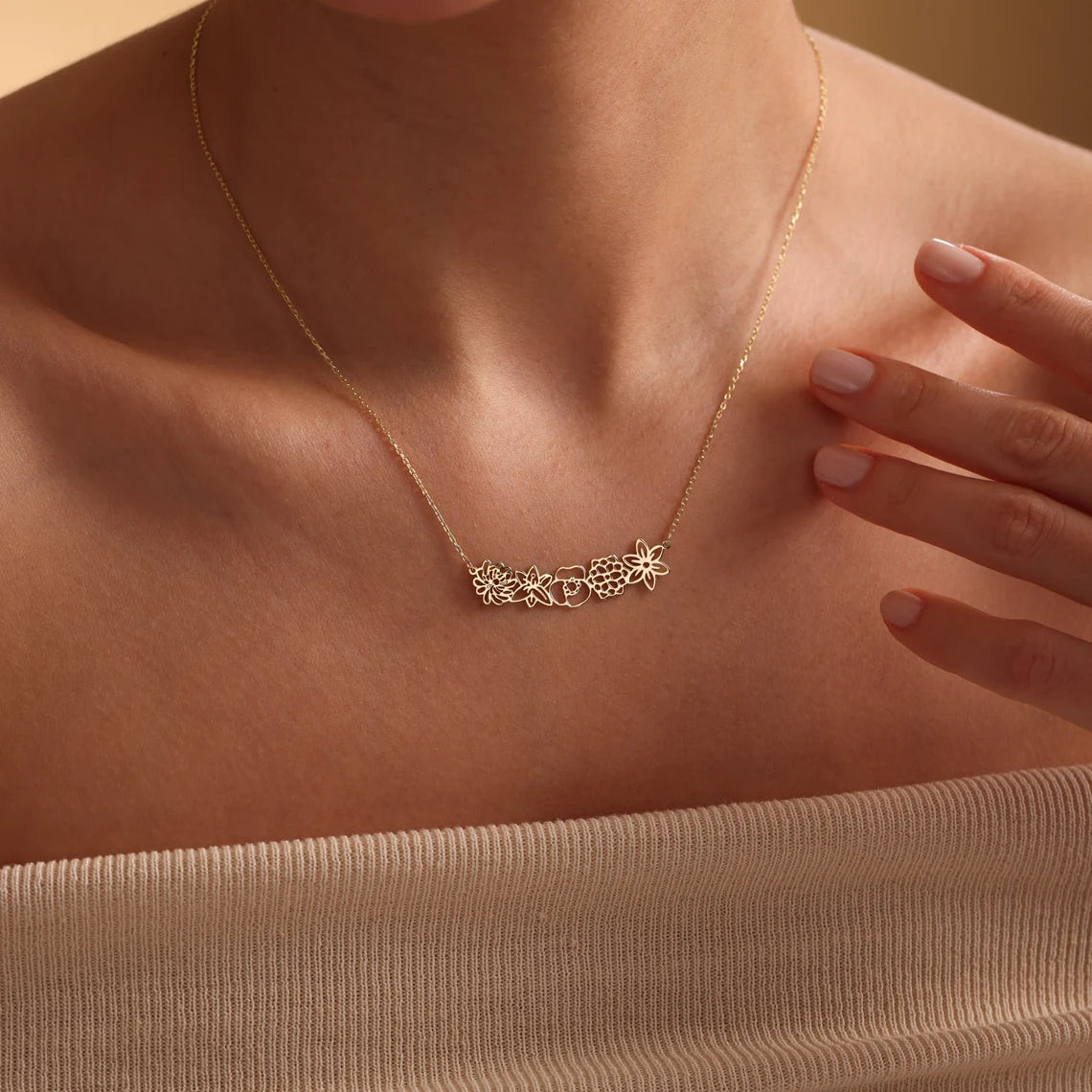 Collier Fleur de Naissance – Pendentif Gravé