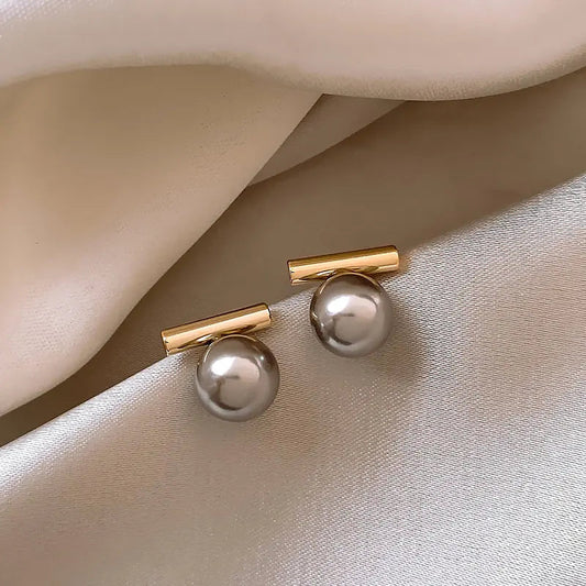 Crisha – Boucles d'Oreilles Perles Sombres en Or Élégant