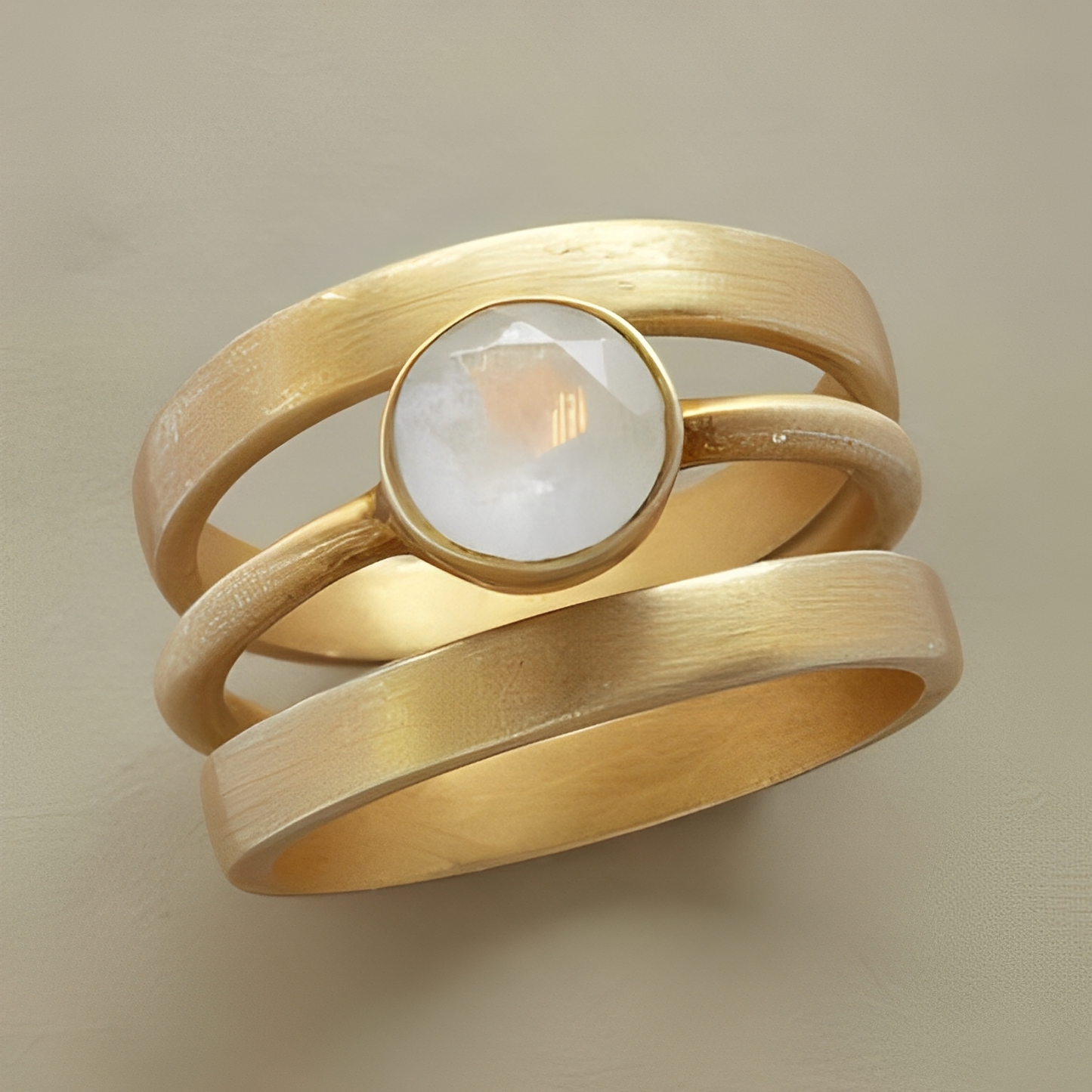 Jaira – Bague Vintage en Or et Pierre de Lune Intégrée